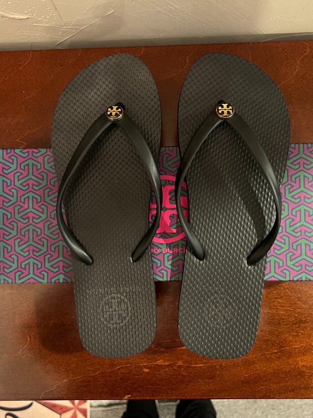 Tory Burch Women’s Black Flip Flop Sandals Gold Logo PVC Thong - Size 7 - Picture 2 of 10